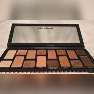 Too Faced: Born This Way Nudes Eyeshadow Palette/ Pallette